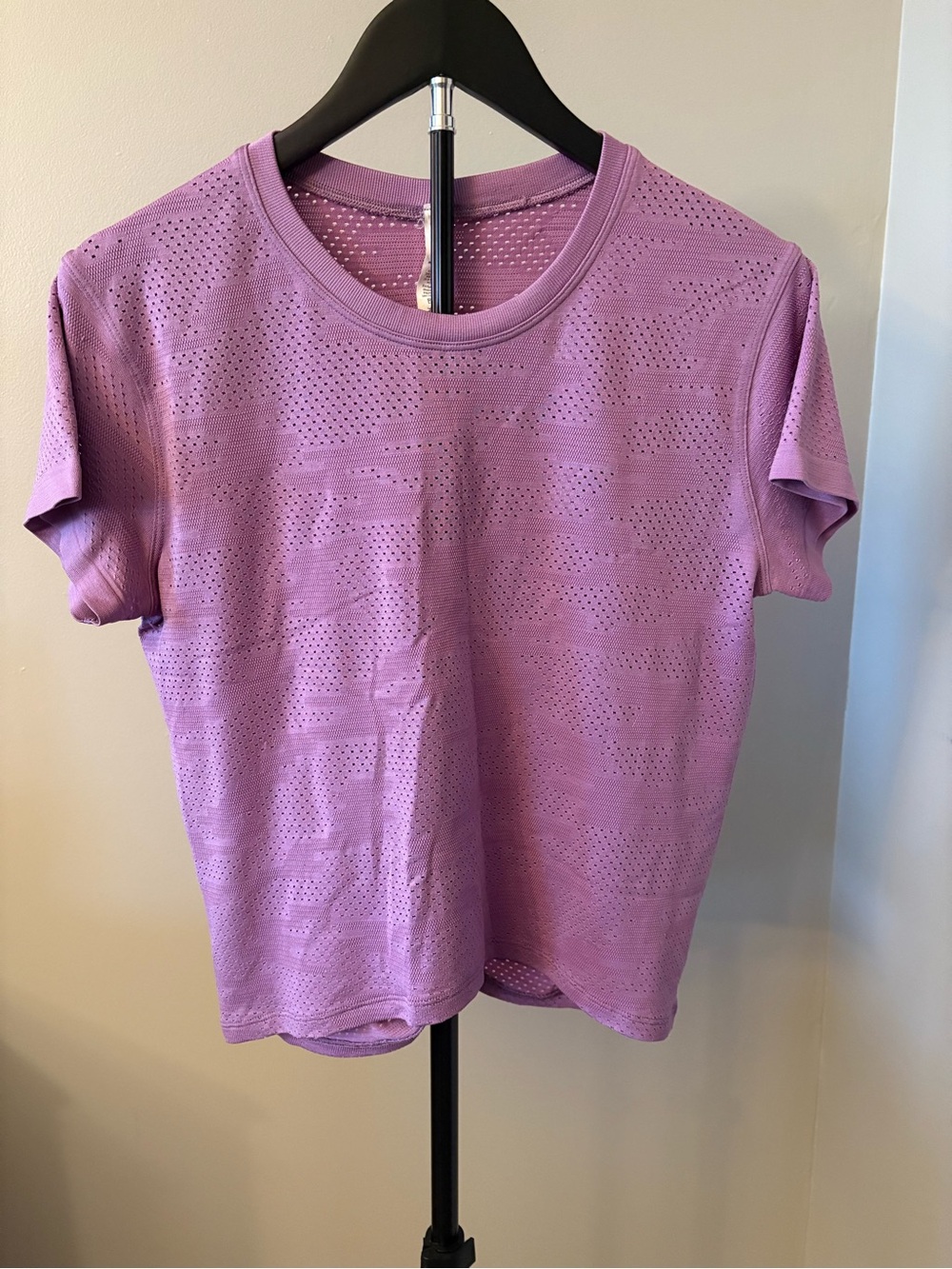 Lululemon Size 6 Women's Train to Be Short Sleeve Shirt in Purple